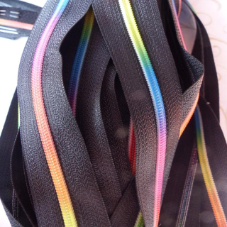 Zip spirálový 3 mm duhový bílý